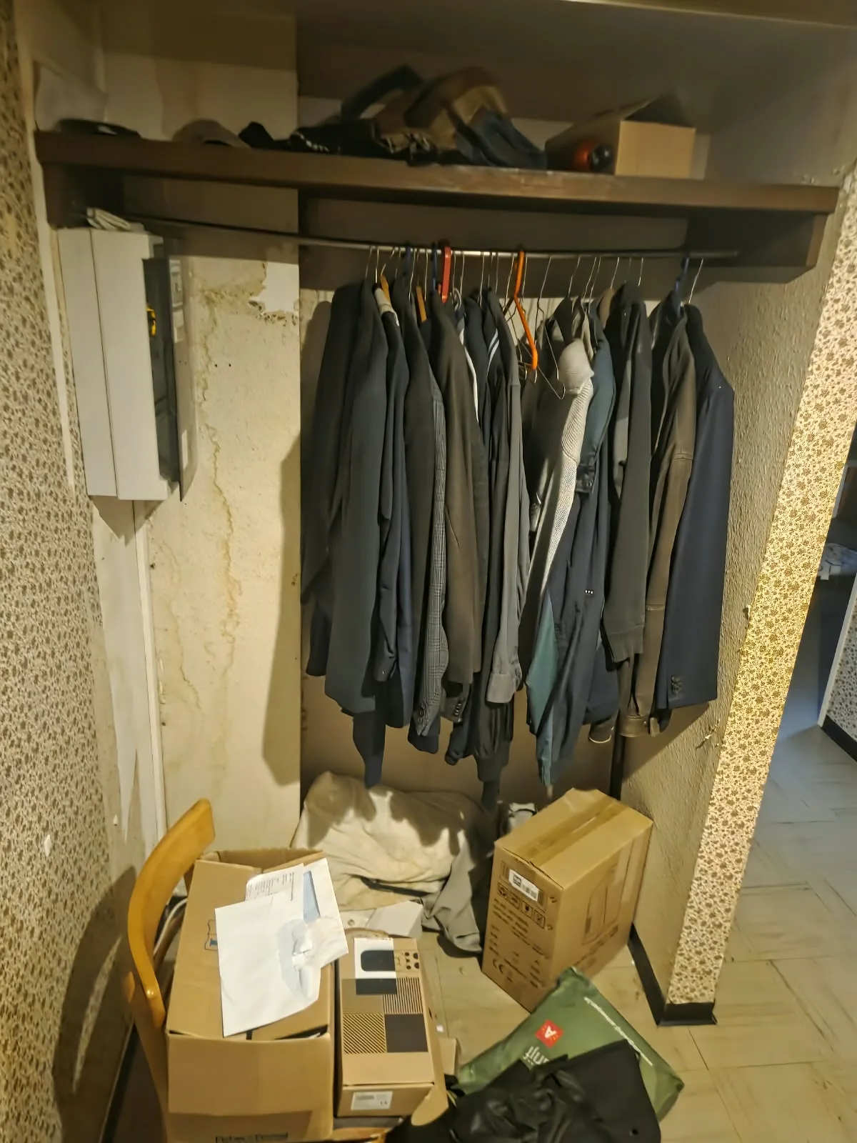 Appartement leegmaken: een volle kleerkast met kledij