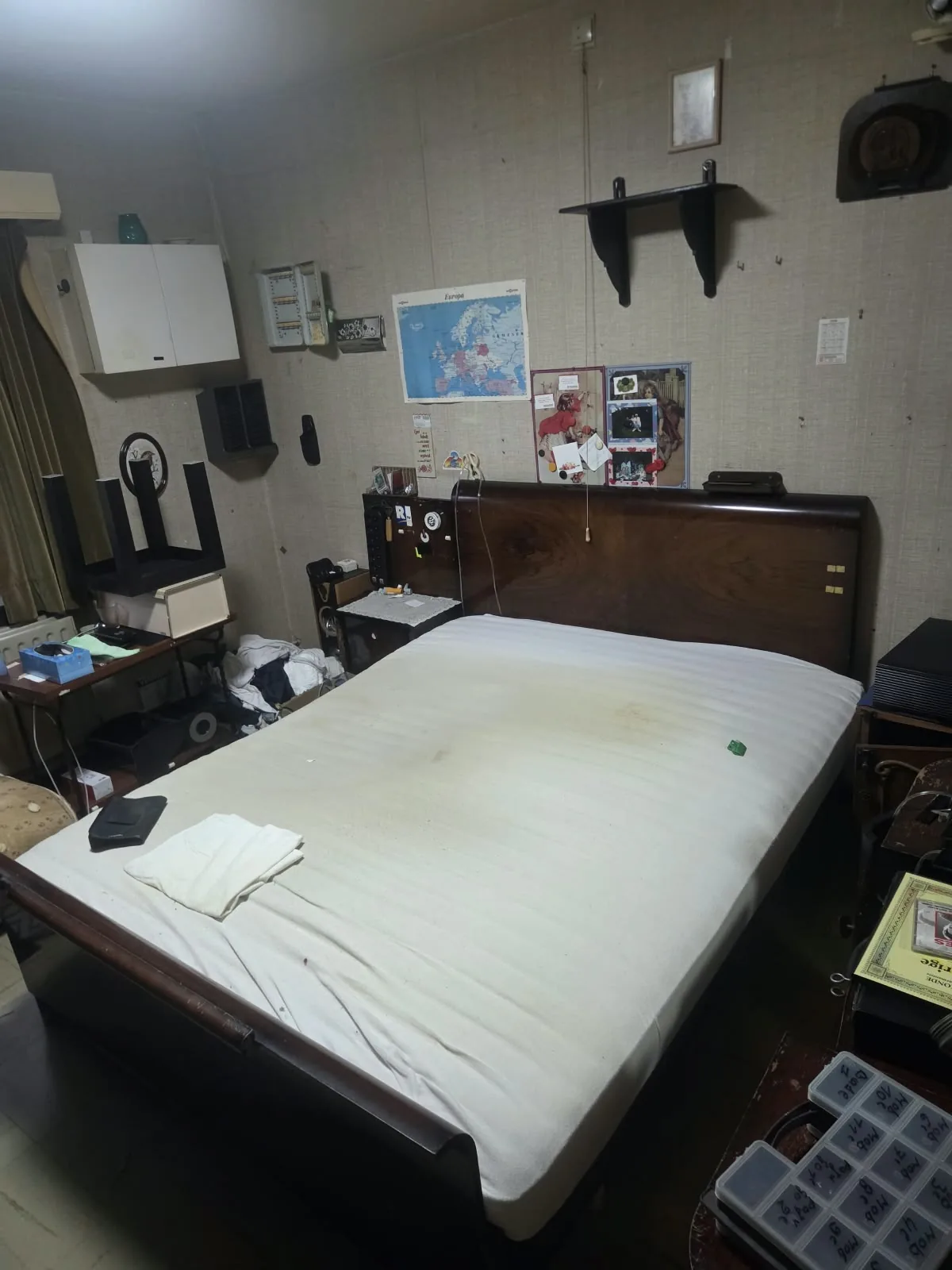 Appartement leegmaken: slaapkamer ontruimd, het bed weg